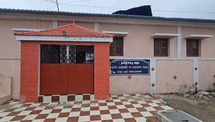 கொடைக்கானல்: இந்திரா நகர் பகுதியில் பலத்த சூறைக்காற்று வீசியதால் அரசு மாணவிகளில் தங்கும் விடுதிகளில் தூக்கி வீசப்பட்ட மேற்கூரையின் தகரங்கள்