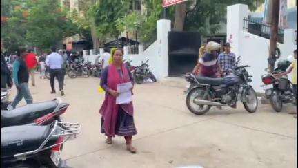नवाबगंज: डीएम कार्यालय पर महिला ने लेखपाल व मुंशी पर गंभीर आरोप लगाए, डीएम से कार्रवाई की मांग की