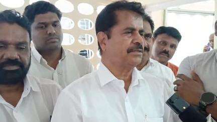 നിലമ്പൂർ: എം.വി ഗോവിന്ദൻ സി.പി.എമ്മിന്റെ കാര്യം നോക്കിയാൽ മതിയെന്ന് UDF കൺവീനർ നിലമ്പൂർ കോൺഗ്രസ് ഓഫീസിൽ പറഞ്ഞു