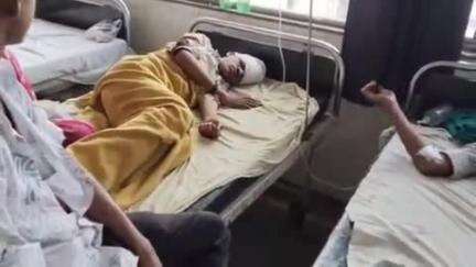 झालरापाटन: असनावर के समीप अज्ञात कार की टक्कर से तीन बाइक सवार युवक गंभीर रूप से घायल