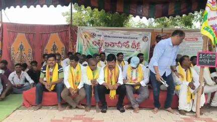 అసిఫాబాద్: ఆదివాసీల సమస్యలు పరిష్కరించాలని నిరసన రిలే దీక్ష
