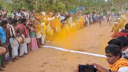 நத்தம்: மடூரில் பெத்தப்ப நாயக்கர் அரண்மனை சுவாமி கோவில் திருவிழாவையொட்டி மாலை தாண்டும் நிகழ்ச்சி