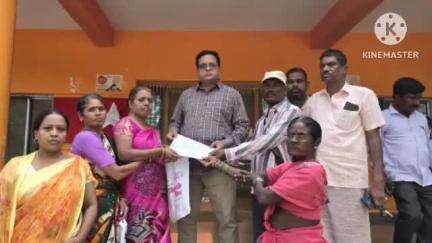 ఇళ్ల స్థలాలు ఇప్పిస్తామని కొందరు నాయకులు మోసం చేశారని బాధితులు హిందూపురం తహసీల్దార్‌ కార్యాలయంలో ఫిర్యాదు