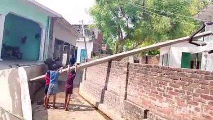 अजीतमल: कोतवाली के ग्राम भूरेपुर कला में आंधी के बाद आठ दिन से आधे गांव में अंधेरा, टूटे खंबे हादसे को दे रहे दावत, विभाग उदासीन