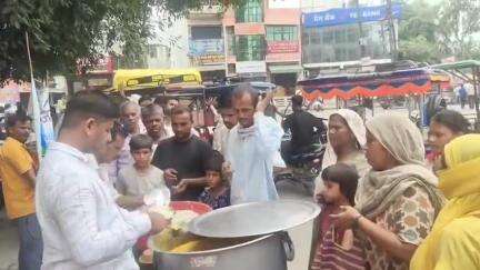 धनौरा: नागलिया बहादुरपुर के लोगों ने गजरौला के इंदिरा चौक पर भंडारे का आयोजन किया