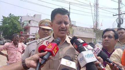 ବଲାଙ୍ଗୀର: କୋର୍ଟ ର ନିର୍ଦ୍ଦେଶ ଅବମାନ: ରାମ ମନ୍ଦିର ଛକ ମାଲପଡ଼ାରେ ଅଭିଯୁକ୍ତଙ୍କ ନାମରେ ଲଟକା, ପୋଲିସର ଘୋଷଣା ପ୍ରରିକ୍ରୀୟ ରଖିଲେ ଏସ୍ ଡିପିଓ