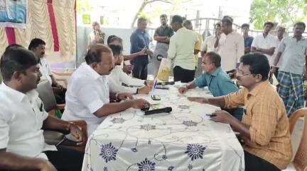 தூத்துக்குடி: புதிதாக நிலம் வாங்குபவர்கள் மாநகராட்சி அங்கீகாரம் பெற்ற வீட்டு மனைகளை வாங்கும் படி தெற்கு மண்டல அலுவலகத்தில் மேயர் அறிவுறுத்தினார்.