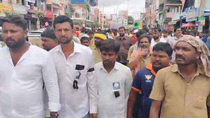 ಚಿತ್ರದುರ್ಗ: ಜಿಲ್ಲಾ ಪೌರ ನೌಕರರ ಸಂಘದ ವತಿಯಿಂದ ವಿವಿಧ ಬೇಡಿಕೆಗಳ ಈಡೇರಿಕೆಗೆ ಆಗ್ರಹಿಸಿ ನಗರದಲ್ಲಿ ಪ್ರತಿಭಟನಾ ಮೆರವಣಿಗೆ