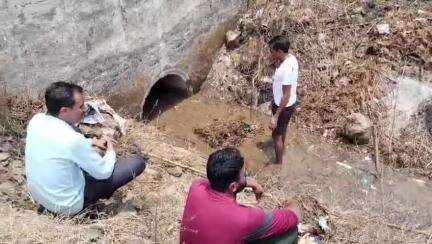 बड़वानी: इंदिरा सागर नहर में कचरा जमा, किसानों ने फसल बचाने के लिए पानी नाले में मोड़ा