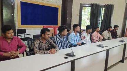 बुरहानपुर नगर: बुरहानपुर नगर निगम कार्यालय में आयुक्त ने सफाई व्यवस्था को लेकर कर्मचारियों की बैठक ली, दिए निर्देश