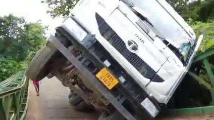 সাব্রুম: বৈষ্ণবপুরে ভাঙ্গা সেতু এবং মনুবাজার শ্রীনগর রাস্তা দ্রুত সংস্কারের দাবি জানান রাজ্যের বিরোধী দলনেতা জীতেন্দ্র চৌধুরী