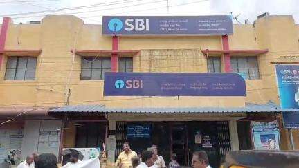 திண்டுக்கல் கிழக்கு: வங்கிகளில் நகை அடகு திருத்த சட்டத்தை கண்டித்து, காங்கிரசார் சாலை ரோடு பாரத ஸ்டேட் வங்கி முன்பு கண்டன ஆர்ப்பாட்டம்