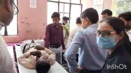 औरैया: फफूंद क्षेत्र के अछल्दा रोड पर घायल अवस्था में पड़े युवक को स्वास्थ्य केंद्र दिव्यापुर में भर्ती कराया गया