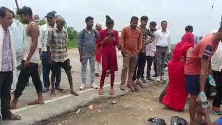 महाराजगंज: समोधा बाईपास पर नेत्र चिकित्सालय की मिनी बस के नीचे घुसी बाइक, बाइक सवार दोनों घायल