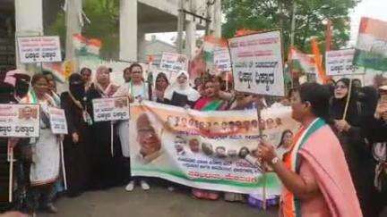 ಕಲಬುರಗಿ: ಎನ್ ರವಿಕುಮಾರ ವಿರುದ್ಧ ಕಲಬುರ್ಗಿಯಲ್ಲಿ ಜಿಲ್ಲಾ ಮಹಿಳಾ ಕಾಂಗ್ರೆಸ್ ನಿಂದ ಪ್ರತಿಭಟನೆ