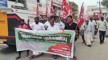 திண்டுக்கல் கிழக்கு: 100 ற்கும் மேற்பட்ட விவசாயிகள் ஊர்வலமாக வந்து கோட்ட பொறியாளர் அலுவலகம் முன்பாக தரையில் அமர்ந்து  தர்ணா