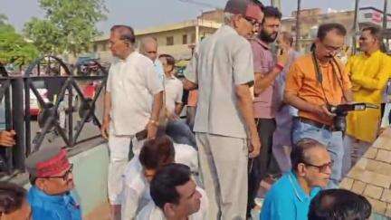 छतरपुर नगर: छत्रसाल चौक पर महाराजा छत्रसाल की प्रतिमा पर माल्यार्पण किया गया, ध्वजारोहण हुआ