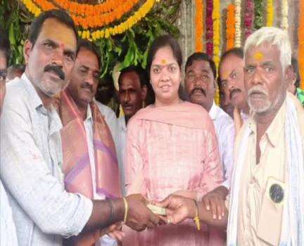 నారాయణపేట్: హనుమాన్ పల్లి గ్రామంలో ఎల్లమ్మ తల్లి ఆలయానికి విరాళాలు అందించిన ఎమ్మెల్యే డా. చిట్టెం పర్ణిక రెడ్డి