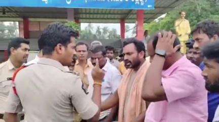 కొత్తపల్లి గ్రామంలో వంగవీటి మోహనరంగా విగ్రహాన్ని ధ్వంసం చేసిన వ్యక్తులను కఠినంగా శిక్షించాలని అభిమానులు నిరసన