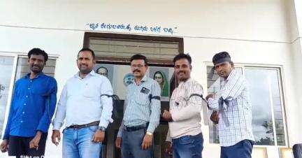 ಚಾಮರಾಜನಗರ: ವಿವಿಧ ಬೇಡಿಕೆ ಈಡೇರಿಕೆಗೆ ಆಗ್ರಹಿಸಿ ಜಿಲ್ಲೆಯ 21 ವಸತಿ ಶಾಲಾ ನೌಕರರಿಂದ ಕಪ್ಪುಪಟ್ಟಿ ಧರಿಸಿ ಸತ್ಯಾಗ್ರಹ