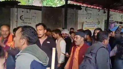 रुद्रप्रयाग: गौरीकुंड केदारनाथ पैदल मार्ग पर घोड़ा-खच्चर संचालकों ने किया विरोध प्रदर्शन, बार-बार फिटनेस करवाने और वसूली का आरोप
