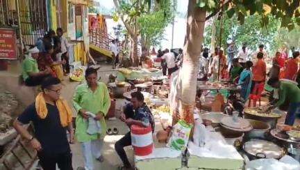 होशंगाबाद नगर: नर्मदापुरम: विवेकानंद घाट पर यादव परिवार द्वारा सत्यनारायण भगवान की कथा एवं भंडारे का आयोजन