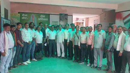 पूरनपुर: तहसील परिसर में सहकारी समिति कर्मचारी यूनियन ने SDM को ज्ञापन सौंपकर अभद्रता मामले में की आरोपियों की गिरफ्तारी की मांग