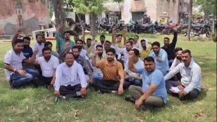 कैथल: UP में बिजली निगम के निजीकरण के विरोध में ऑल हरियाणा पावर कॉरपोरेशन वर्कर्स यूनियन ने नवग्रह चौक पर की नारेबाजी