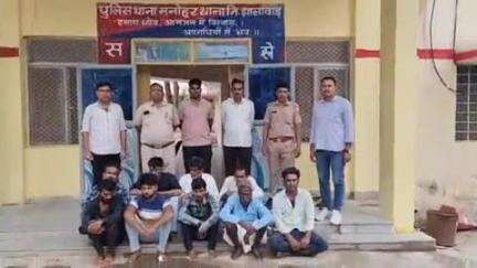 मनोहरथाना: मनोहर थाना पुलिस ने फकीर मोहल्ले में की कार्रवाई, सट्टे की पर्ची काटते 9 व्यक्तियों को किया गिरफ्तार
