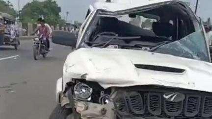 माजलगाव: माजलगाव गढी महामार्गावर केसापुरी कॅम्पजवळ स्कॉर्पिओ गाडी डिव्हायडरला धडकल्याने भीषण अपघात; जीवितहानी नाही