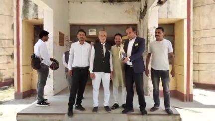 मऊ: कलेक्ट्रेट में अधिवक्ताओं ने ब्रिगेडियर उस्मान की प्रतिमा बनाने की मांग उठाई, जिलाधिकारी को सौंपा ज्ञापन