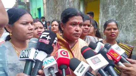 ଜୟପୁର: ନାବାଳିକା ଗର୍ଭବତୀ ମାମଲା ଜୟପୁର ରେ ପୀଡିତା କୁ ସାକ୍ଷାତ କଲେ ରାଜ୍ୟ ବିଜେଡି ସଭନେତ୍ରୀ ସ୍ନେହାଙ୍ଗିନୀ ଛୁରିଆ, ତାଙ୍କ ପ୍ରତିକ୍ରିୟା ଶୁଣନ୍ତ
