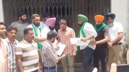 पीलीभीत: कलीनगर विद्युत उपकेंद्र पर संयुक्त किसान मोर्चा ने तालाबंदी कर धरने पर बैठे, 18 घंटे बिजली देने की मांग की
