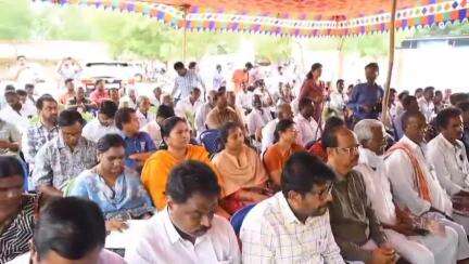 శింగనమల: దయ్యాలకుంటపల్లిగ్రామాలలో రైతులు వినూత్నంగాఆలోచించివ్యవసాయంలో సాంకేతికను అందిపుచ్చుకోవాలని జిల్లా కలెక్టర్ వినోద్ కుమార్