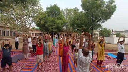 दौसा: अंतर्राष्ट्रीय योग दिवस के काउंटडाउन के अवसर पर गुर्जर छात्रावास में योग शिक्षकों एवं साधकों द्वारा दिया गया प्रशिक्षण