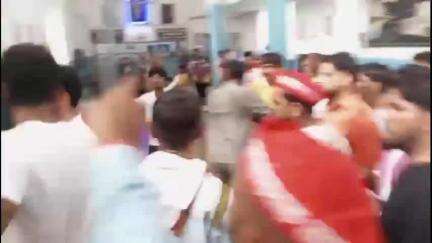 कोल: JN मेडिकल में प्रेस फोटोग्राफर के साथ सपाइयों ने की मारपीट, वीडियो सोशल मीडिया पर हुआ वायरल