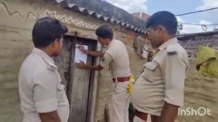 मढ़ौरा: मिर्जापुर: पुलिस ने दो अभियुक्तों के घर पर कुर्की का इस्तेहार चस्पा किया