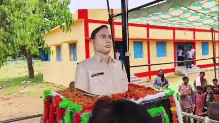 नारायणपुर: ग्राम बम्हनी में शहीद जवान सत्तेर सिंह करंगा की प्रतिमा का मंत्री ने किया अनावरण, गांव ने दी भावभीनी श्रद्धांजलि