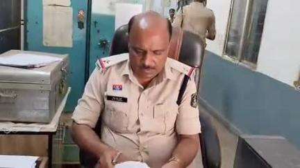 तिल्दा: नेवरा स्टेट बैंक के पास अज्ञात दोपहिया वाहन ने एक्टिवा को मारी ठोकर, 2 लोग घायल
