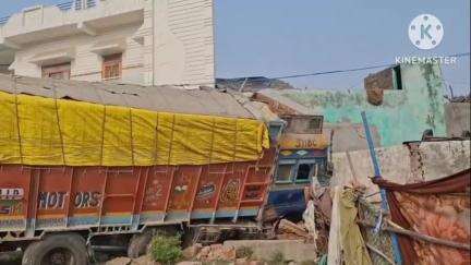 गुन्नौर: कस्बा गुन्नौर में सीमेंट से लदा ट्रक अनियंत्रित होकर सड़क किनारे बने मकान में घुसा, महिला हुई घायल