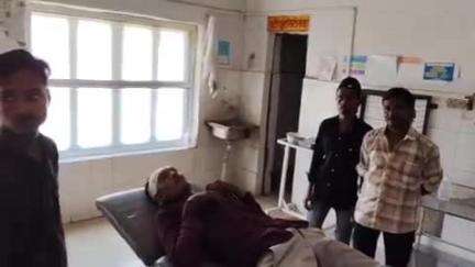 इटावा: जिला अस्पताल गेट पर ई-रिक्शा चालक को ऑटो चालक ने टक्कर लगाकर रॉड से किया घायल, जिला अस्पताल में कराया भर्ती