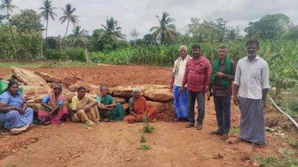 ಚಾಮರಾಜನಗರ: ಬಸವಪುರ ಗ್ರಾಮದ ಬಳಿ ತಿರುಗಾಡುವ ರಸ್ತೆ ಮುಚ್ಚಿದ ಹಿನ್ನೆಲೆ ರೈತರಿಂದ ಧರಣಿ #localissue