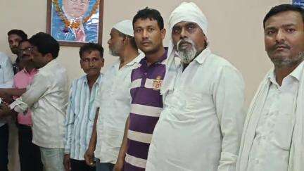 बुरहानपुर नगर: बुरहानपुर: गुलमोहर मार्केट में सड़क बनवाने की मांग, ऑटो चालकों ने नगर निगम अध्यक्ष को सौंपा ज्ञापन