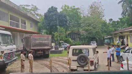 উত্তৰ লক্ষীমপুৰ: লখিমপুৰৰ বাইপাছত অবৈধ ভাৱে বালি কঢ়িয়াই নিয়া ডাম্পাৰ জব্দ উত্তৰ লখিমপুৰ আঞ্চলিক বন কৰ্মী দলৰ