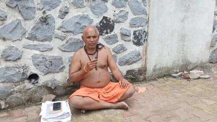 सातारा: सुनील शिंदे यांचे जिल्हाधिकारी कार्यालयाच्यासमोर अर्धनग्न आंदोलन, पोलिसांनी घडवून आणली जिल्हाधिकाऱ्यांशी चर्चा
