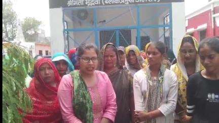 जलेसर: तहसील जलेसर क्षेत्र के गांव नगला घनश्याम में सरकारी राशन विक्रेता की दुकान चयन को लेकर ग्रामीणों ने SDM को सौंपा ज्ञापन