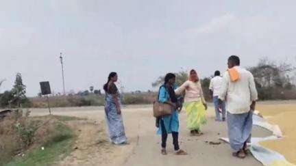 సిర్పూర్ టి: చింతల మానేపల్లిలో ధాన్యం ఎప్పుడు కొనుగోలు చేస్తారని నిర్వాహకులను నిలదీసిన రైతులు #localissue