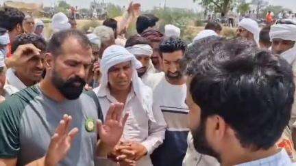 सिरसा: नहर में पाइप उखाड़ने को लेकर हुए विवाद में गांव झोरड़नाली में पुलिस से उलझे किसान, पुलिस ने हिरासत में लिया