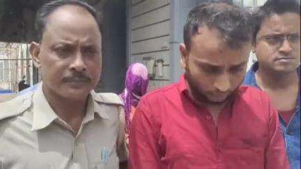 মাটিগাড়া: কেন্দ্রীয় বিদ্যালয়ের এক শিক্ষিকাকে ভুয়ো IAS অফিসার পরিচয় দিয়ে ৪৬ লক্ষ টাকার প্রতারণার অভিযোগে শিলিগুড়ি থেকে ধৃত ৪