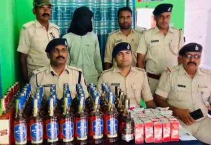 पूर्णिया पूर्व: डगरूआ पुलिस ने 65.340 लीटर विदेशी शराब के साथ तस्कर को किया गिरफ्तार, टैंपो जब्त
